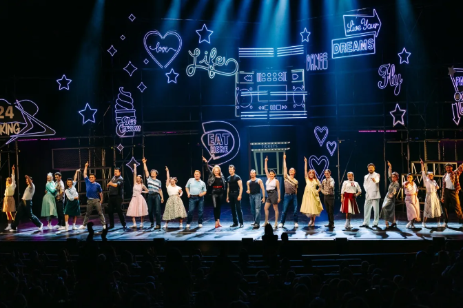 Το θρυλικό μιούζικαλ Grease στο Μέγαρο Μουσικής Θεσσαλονίκης- Μια παράσταση φαινόμενο με ροκ εν ρολ ενέργεια