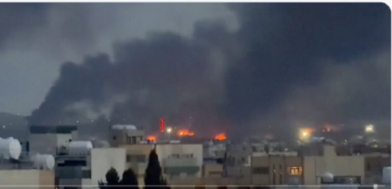 Live: Σε νέους βομβαρδισμούς του Χαργκ «για πλάκα» αναφέρεται ο Τραμπ – Τα λιμάνια του Περσικού στο στόχαστρο του Ιράν