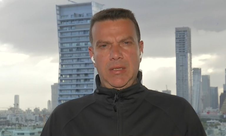 Το Ισραήλ στρέφεται κατά οικονομικών στόχων στο Ιράν – Τι μεταδίδει ο απεσταλμένος του ΕΡΤnews Γιώργος Σιδέρης