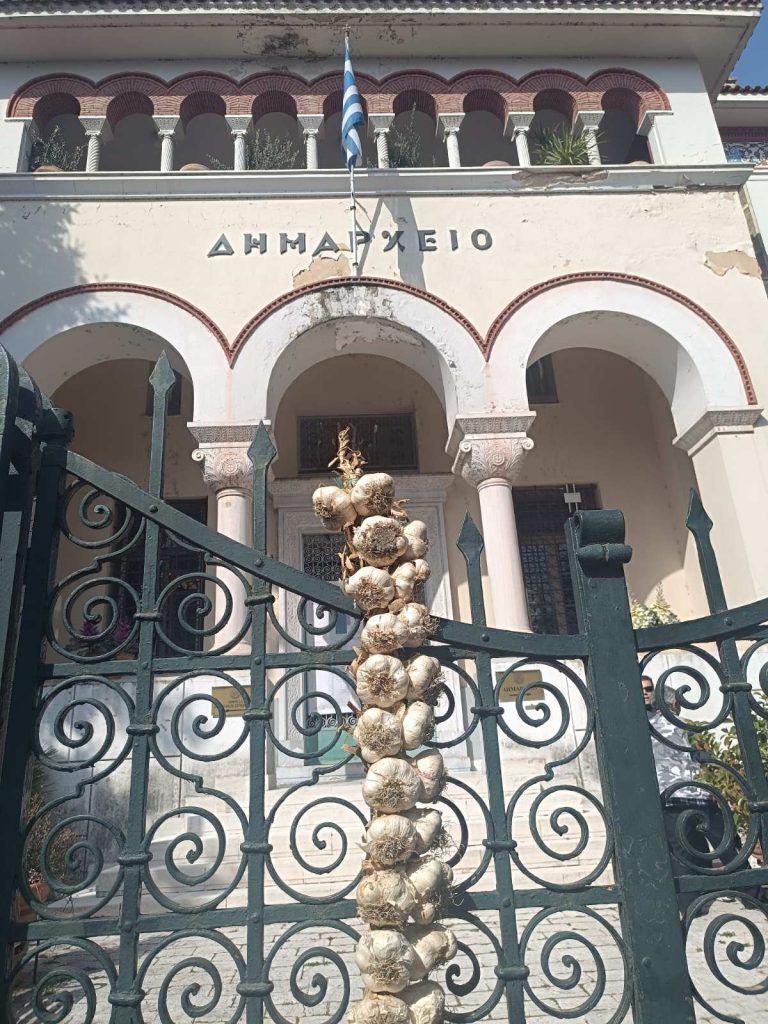 Σκόρδα… και πολιτική αντιπαράθεση στο δημαρχείο Ιωαννίνων για τη σύμβαση καθαριότητας