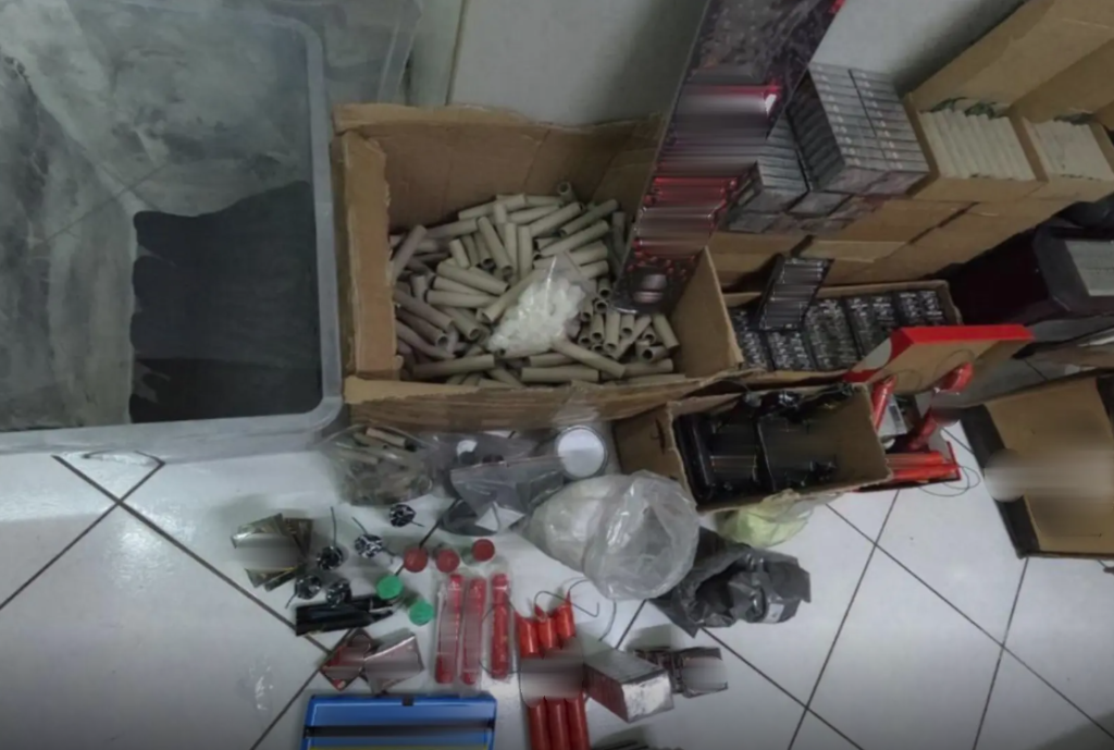 Άγιος Δημήτριος: 16χρονος είχε μετατρέψει το δωμάτιο του σε εργαστήριο αυτοσχέδιων κροτίδων – Συνελήφθη και ο πατέρας του