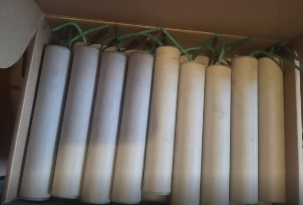 Άγιος Δημήτριος: 16χρονος είχε μετατρέψει το δωμάτιο του σε εργαστήριο αυτοσχέδιων κροτίδων – Συνελήφθη και ο πατέρας του