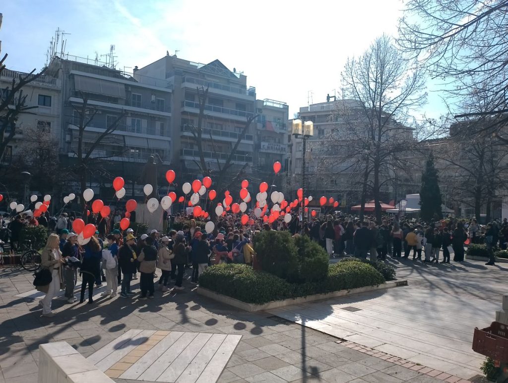 «Λέμε στη βία μακριά» φώναξαν μαθητές της Λάρισας