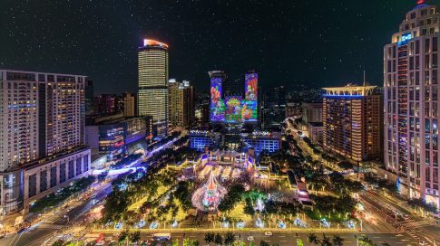 Μένουμε στο σπίτι <br/> και διαβάζουμε ένα καλό βιβλίο