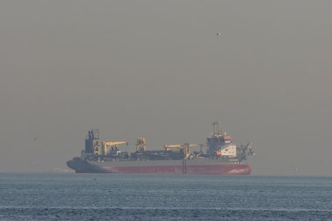 Η Ρωσία προειδοποιεί για τους κινδύνους που συνεπάγεται το κλείσιμο των Στενών του Ορμούζ για τη μεταφορά του πετρελαίου