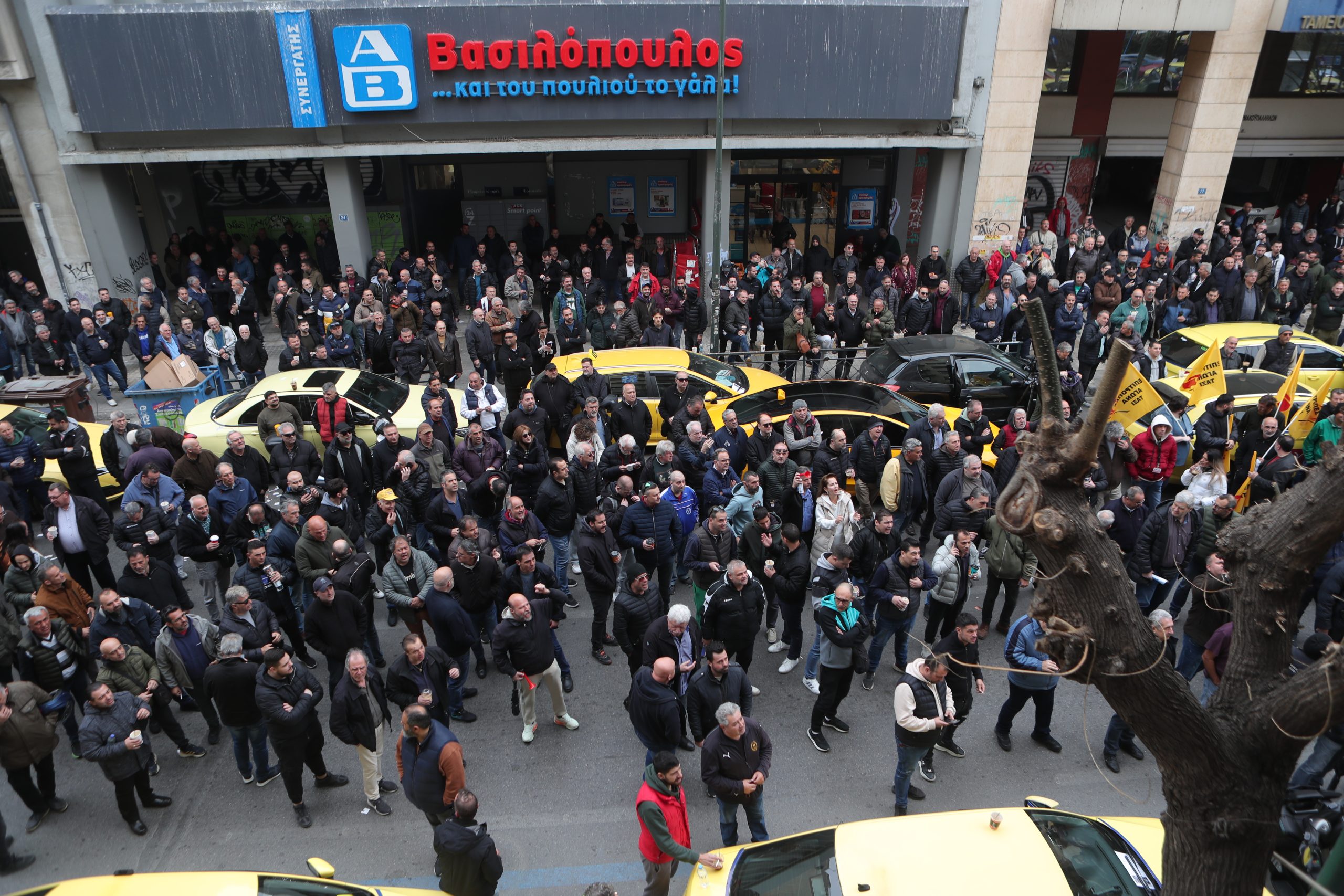 Σε εξέλιξη οι απεργιακές κινητοποιήσεις των αυτοκινητιστών ταξί