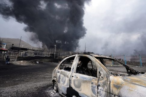 Ιράν: Προειδοποίηση για τοξικούς ρύπους και όξινη βροχή μετά τις επιθέσεις σε δεξαμενές πετρελαίου