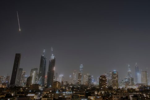 Live: Το Ισραήλ ξεκίνησε νέο κύμα επιθέσεων στην Τεχεράνη – Αν επιτεθείτε στις ενεργειακές υποδομές θα «κάψουμε» την περιοχή, απειλεί το Ιράν