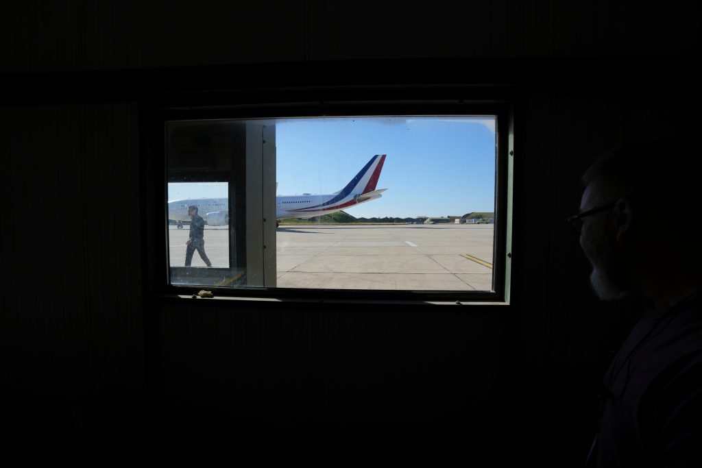 Προειδοποίηση Μητσοτάκη για μεγάλες προσφυγικές ροές λόγω του πολέμου στο Ιράν – Συνοδεία εμπορικών πλοίων προανήγγειλε ο Μακρόν μετά την τριμερή στην Πάφο