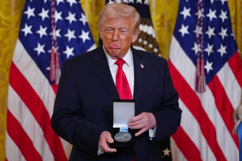 Σπούδασε θεολογία και επέστρεψε στο χωριό της στο Αγρίνιο για να γίνει παραγωγός