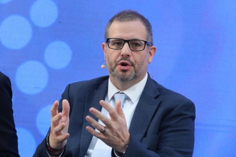 Συνάντηση της ομοσπονδίας βενζινοπωλών με Θεοδωρικάκο: Αντιδράσεις για το πλαφόν, προειδοποιούν με κινητοποιήσεις – Πάνω από 2 ευρώ το λίτρο η βενζίνη