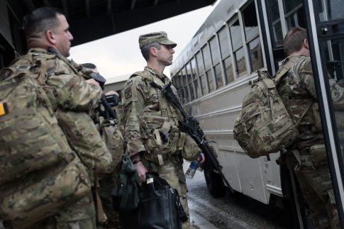 Φλέγεται τάνκερ στα Στενά του Ορμούζ – Ανέλαβαν την ευθύνη για την επίθεση οι Φρουροί της Επανάστασης