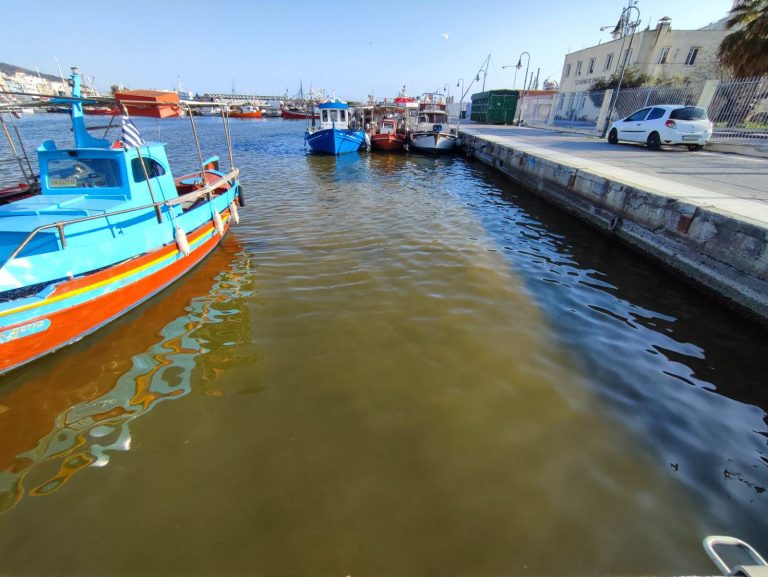 Προανάκριση για τη θαλάσσια ρύπανση στο λιμάνι του Βόλου