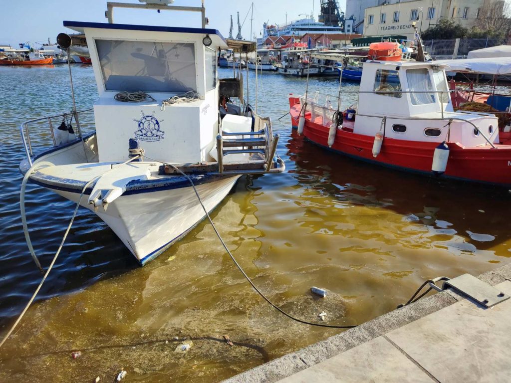 Προανάκριση για τη θαλάσσια ρύπανση στο λιμάνι του Βόλου