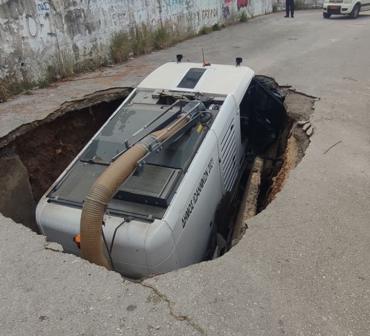 Καθίζηση οδοστρώματος στα Ιωάννινα «κατάπιε» όχημα καθαριότητας