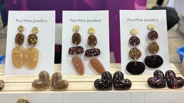 Κοσμήματα να τα πιεις στο ποτήρι: Σκουλαρίκι …ξινόμαυρο και δαχτυλίδι μαλαγουζιά