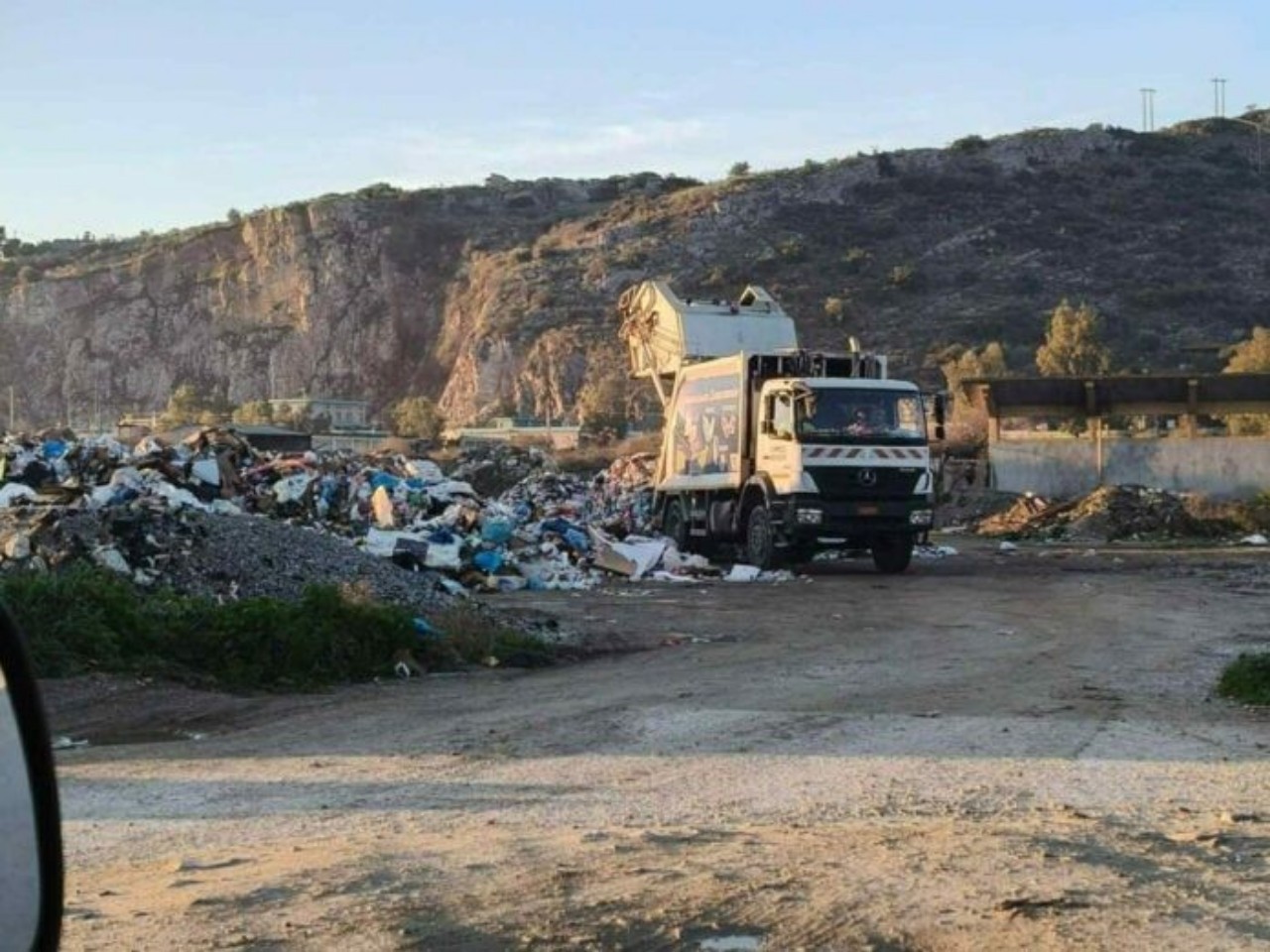 xada2-copy-1280x960-1 Παπαπέτρος – Μόσχος καταγγέλλουν ανεξέλεγκτη χωματερή δίπλα στον Βιολογικό και ζητούν εξηγήσεις