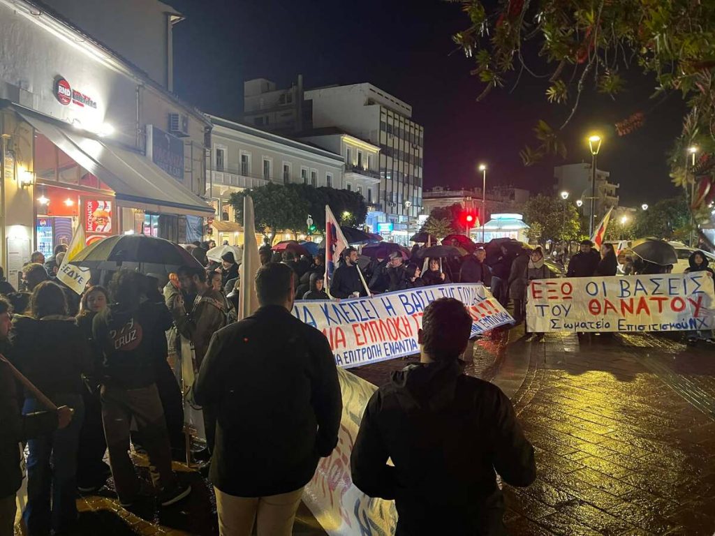 Υπό βροχή το αντιπολεμικό συλλαλητήριο στα Χανιά