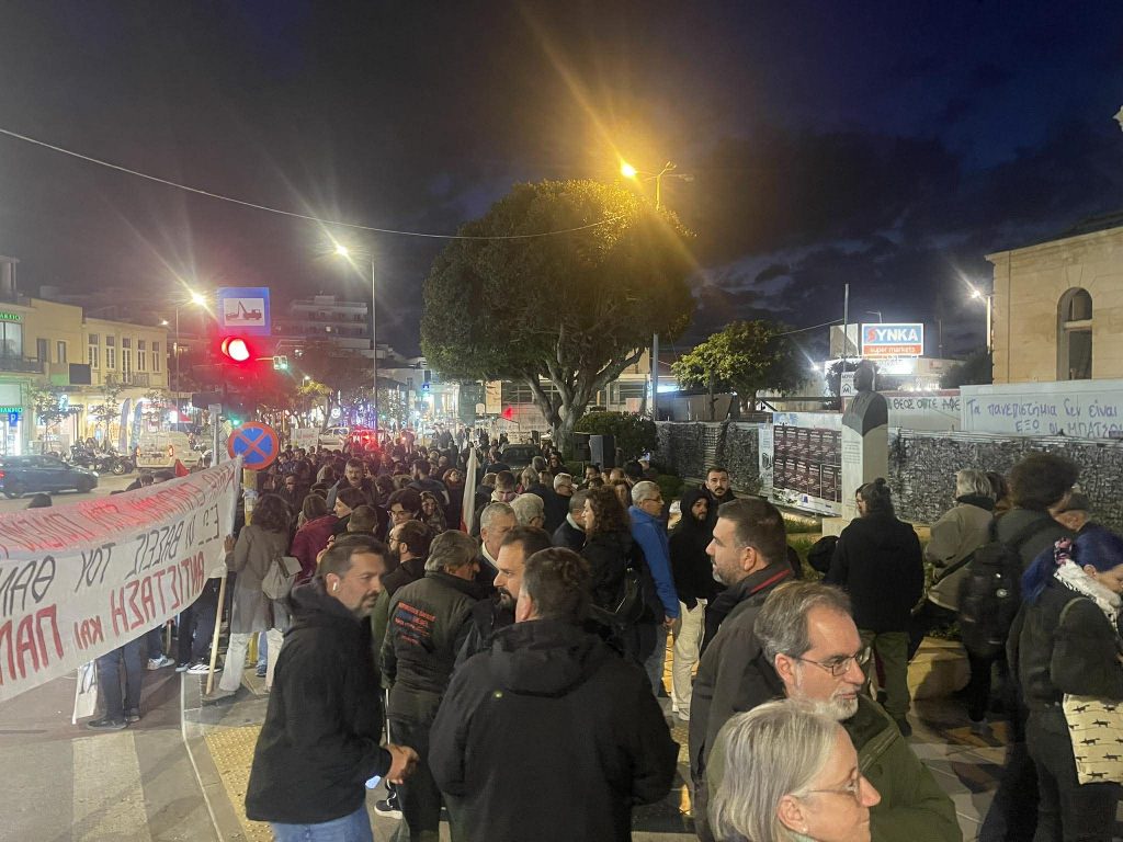 Χανιά: Με μεγάλη συμμετοχή φορέων το αντιπολεμικό συλλαλητήριο στην πλατεία Δημοτικής Αγοράς