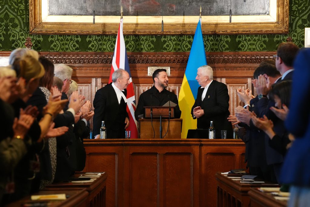 Επίσκεψη Ζελένσκι στο Λονδίνο: Ο Στάρμερ δεσμεύτηκε να σταθεί στο πλευρό της Ουκρανίας «όσο χρειαστεί»