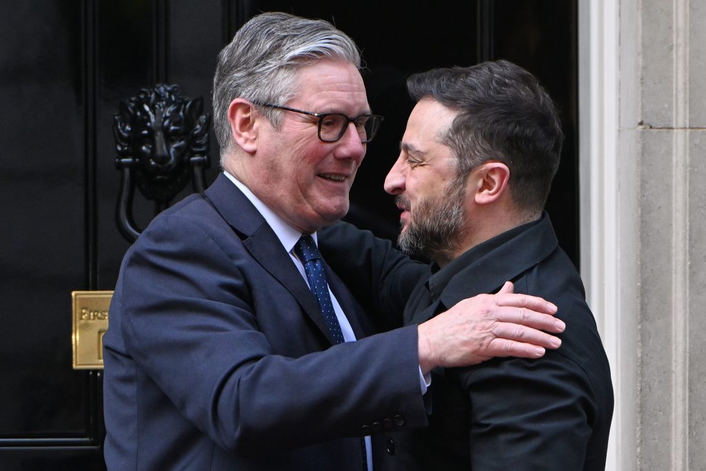 Επίσκεψη Ζελένσκι στο Λονδίνο: Ο Στάρμερ δεσμεύτηκε να σταθεί στο πλευρό της Ουκρανίας «όσο χρειαστεί»