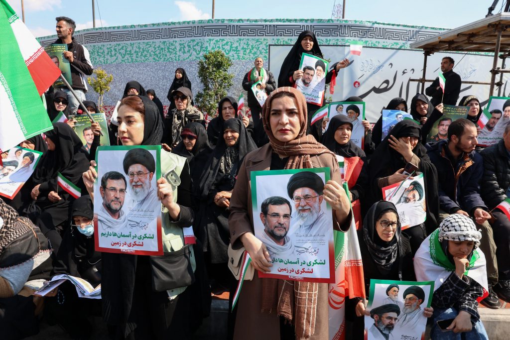 Χιλιάδες Ιρανοί στην κηδεία του διοικητή του ναυτικού των Φρουρών της Επανάστασης