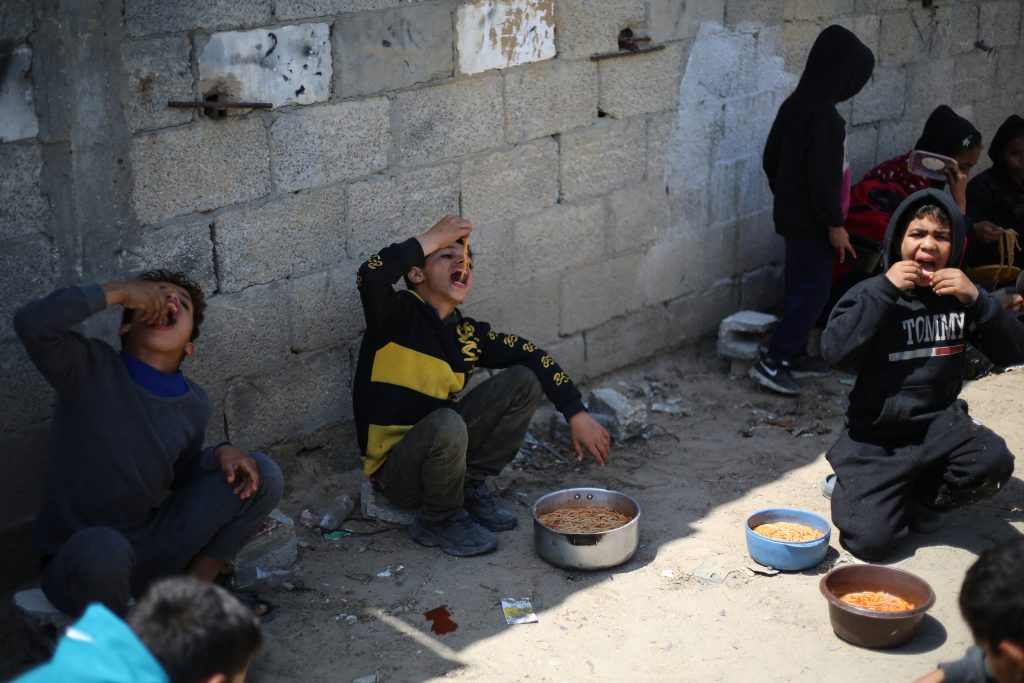 Άθλιες οι συνθήκες διαβίωσης των εκτοπισμένων στη Γάζα: Aρουραίοι, ψύλλοι, έλλειψη νερού και ανύπαρκτη υγιεινή στους καταυλισμούς