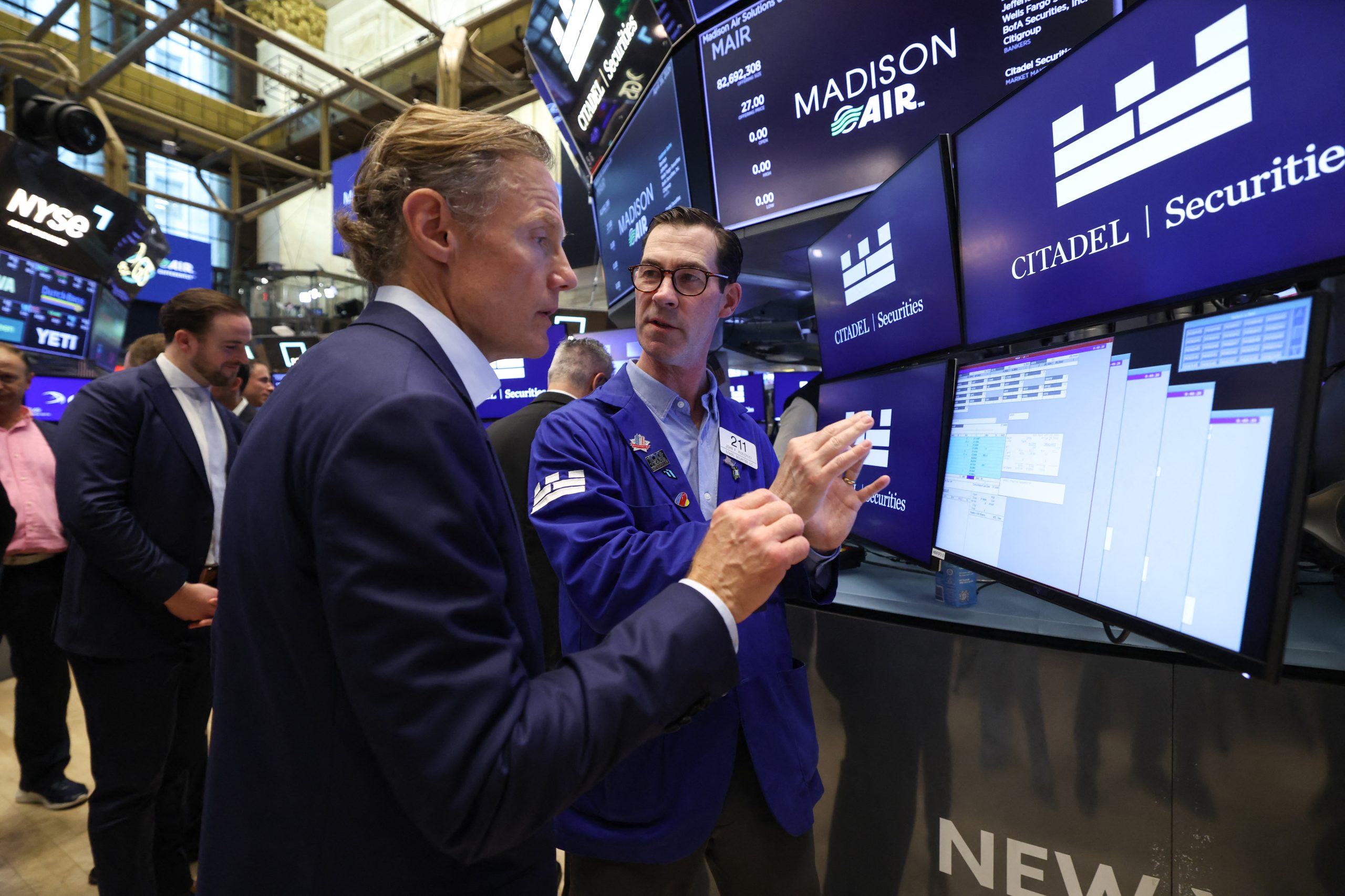 Ο σκιώδης πλούτος του πολέμου στο Ιράν: Ύποπτες συναλλαγές και «χορός» εκατομμυρίων δολαρίων λίγο πριν από τις σημαντικές ανακοινώσεις Τραμπ