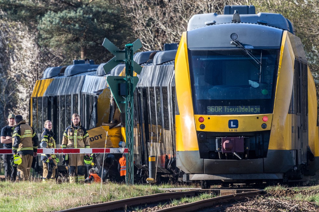 Μετωπική σύγκρουση δύο τρένων στη Δανία – Αναφορές για πολλούς τραυματίες