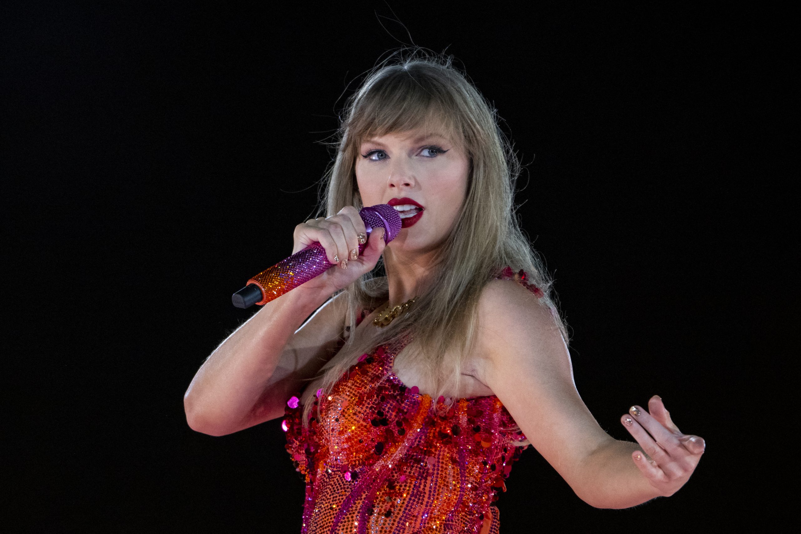 TAYLOR SWIFT