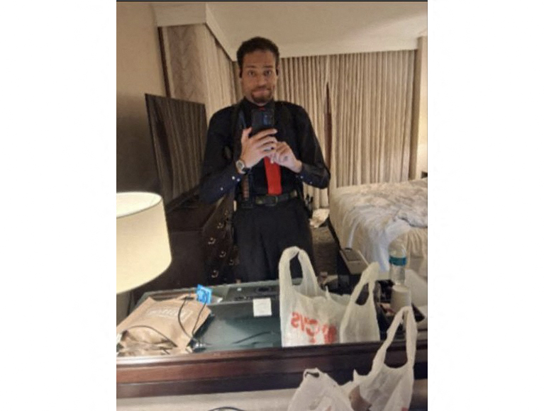 Η φωτογραφία του οπλισμένου Κόουλ Άλεν λίγο πριν από την επίθεση στο δείπνο ανταποκριτών του Λευκού Οίκου