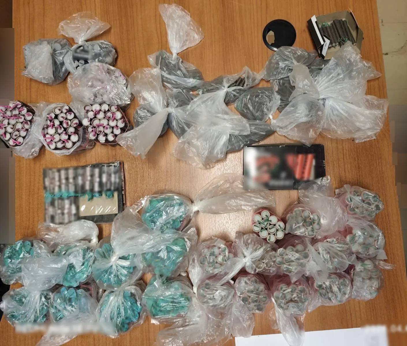 Τρεις συλλήψεις ανηλίκων για διακίνηση κροτίδων στο κέντρο της Αθήνας