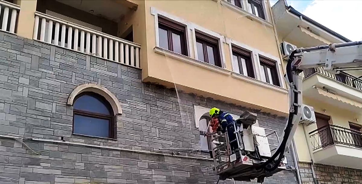 Θανάσιμη παγίδα για τα χελιδόνια τα προστατευτικά δίχτυα στα μπαλκόνια