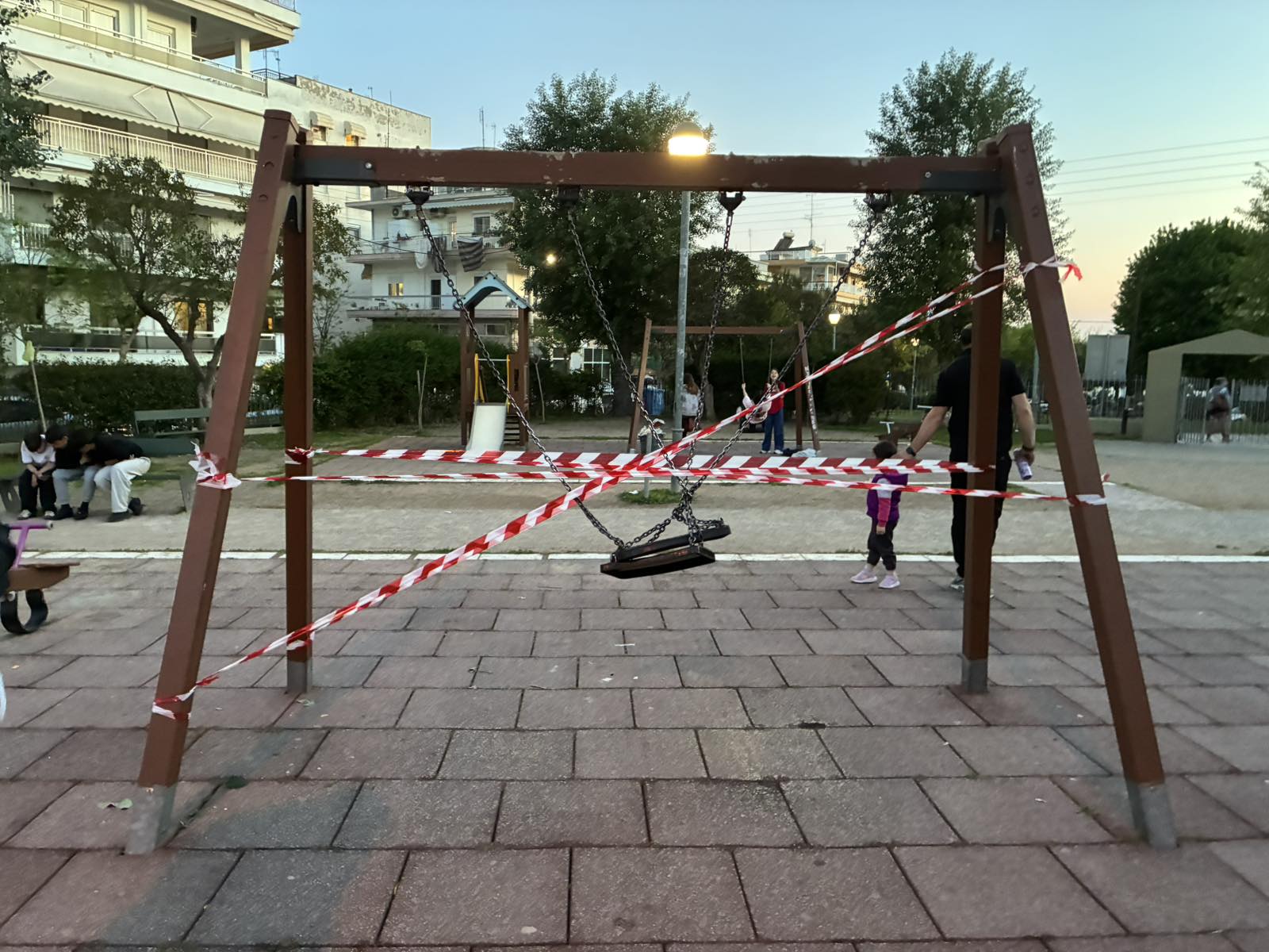 Μήνυση κατ’ αγνώστων από τον Δήμο Καλαμαριάς για βανδαλισμό – δολιοφθορά στην παιδική χαρά της Πλατείας Σκρα