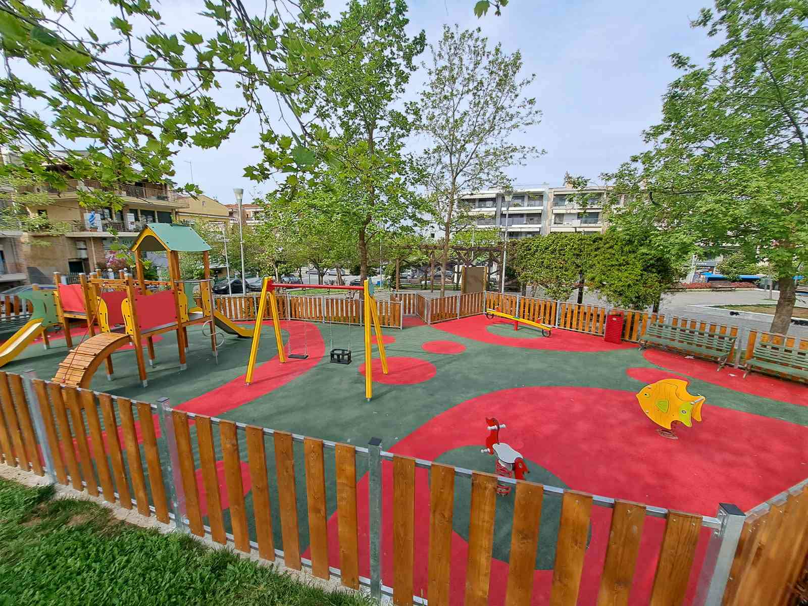 Μια σύγχρονη και πλήρως αναβαθμισμένη παιδική χαρά παρέδωσε ο δήμος Καλαμαριάς