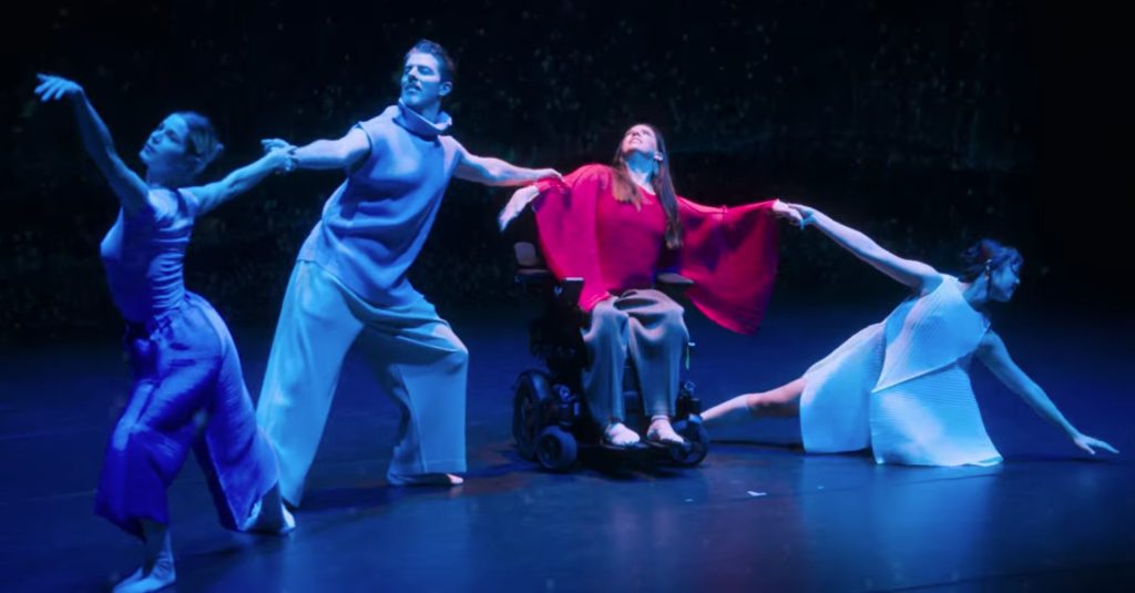 Μπαλαρίνα με νόσο του κινητικού νευρώνα χορεύει ξανά στη σκηνή μέσω ψηφιακού άβαταρ