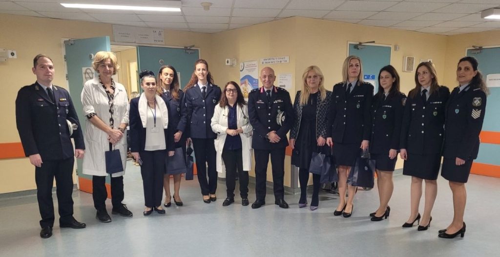 Στις παιδιατρικές κλινικές των νοσοκομείων της Λάρισας για ευχές αστυνομικοί