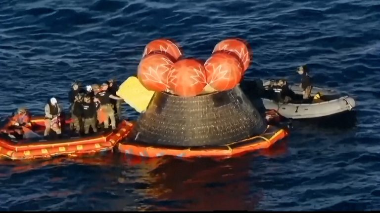 Artemis ΙΙ: Η προσθαλάσσωση των αστροναυτών μετά την πύρινη βουτιά στην ατμόσφαιρα της Γη – Τραμπ: Επόμενο βήμα, ο Άρης