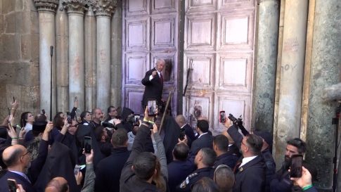 Άγιος Φως – Στα Ιεροσόλυμα η ελληνική αποστολή – Λοβέρδος: Αισιοδοξία ότι όλα θα εξελιχθούν ομαλά, τι ώρα αναμένεται στο Ελ. Βενιζέλος