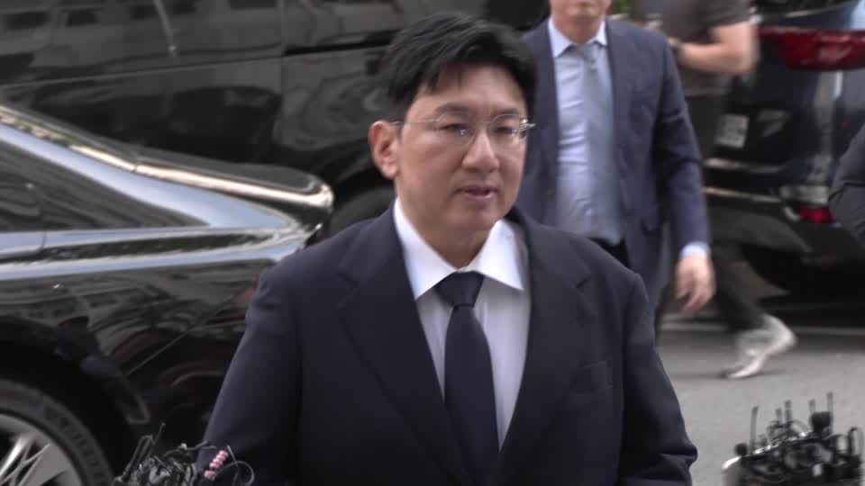 Νότια Κορέα: Η αστυνομία εξέδωσε ένταλμα για τη σύλληψη του «ισχυρού άνδρα» της K-pop πίσω από τους BTS