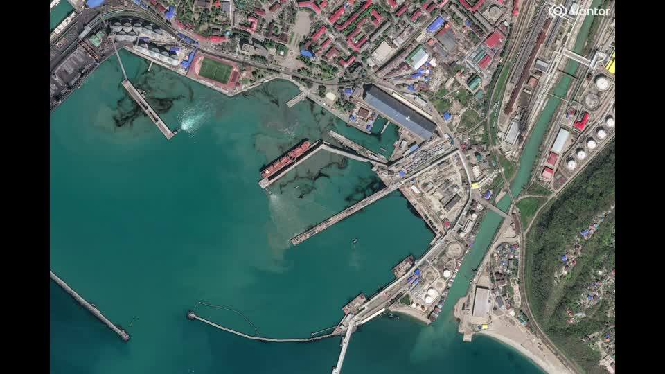 Ρωσία: Ορατός από δορυφόρους ο καπνός έπειτα από ουκρανικό χτύπημα σε ρωσικό διυλιστήριο – Κάλυψε απόσταση 300 χλμ