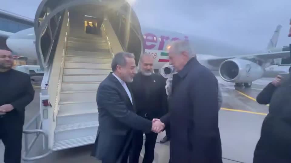 Ανοιχτή γραμμή Ιράν και Ομάν για τα Στενά του Ορμούζ – Στη Ρωσία ο Αραγτσί για επαφές με τον Πούτιν