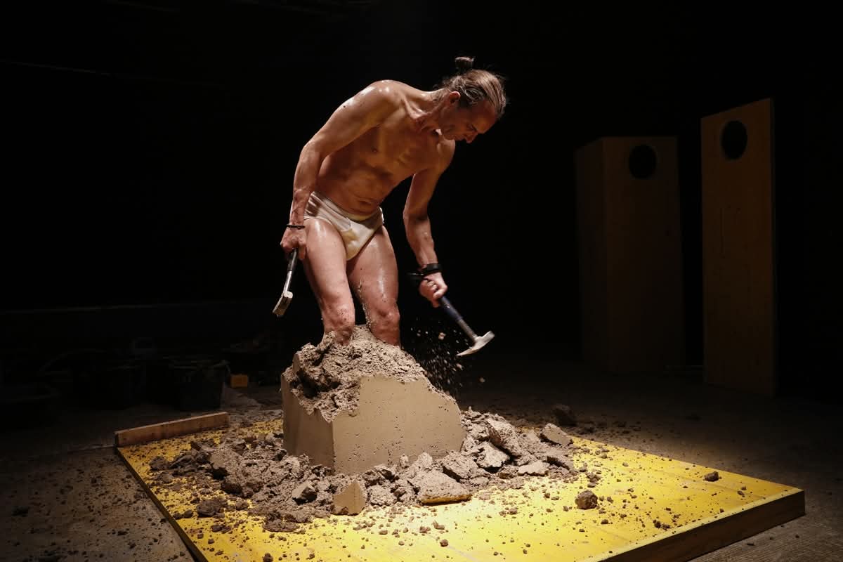 Yann Marussich: Το σώμα ως μνήμη και αντίσταση στην performance AGOKWA στην Αθήνα