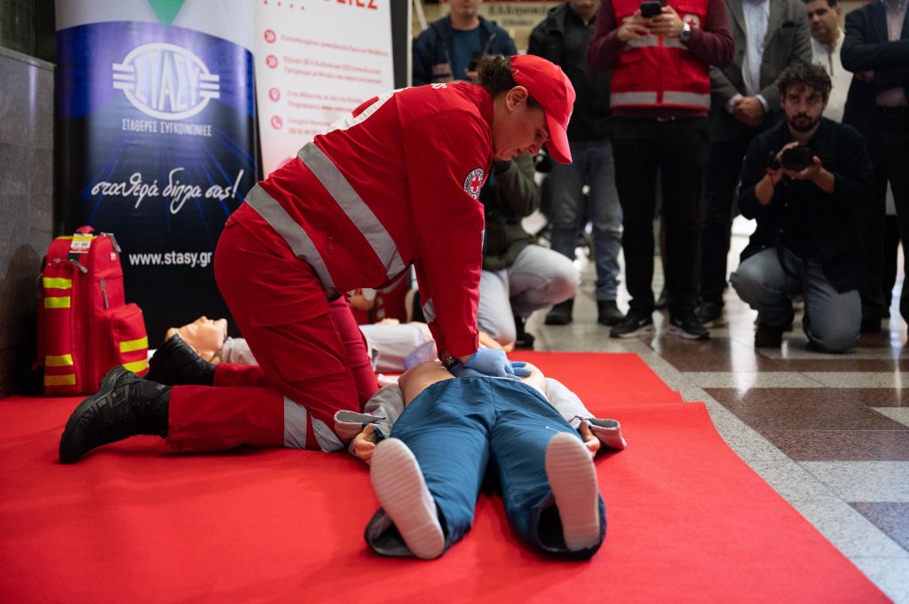 Με απινιδωτές εξοπλίζονται και οι 66 σταθμοί του Μετρό της Αθήνας