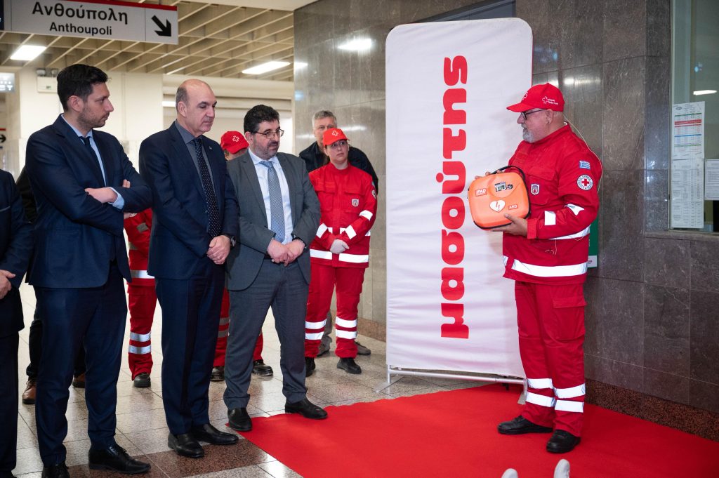 Με απινιδωτές εξοπλίζονται και οι 66 σταθμοί του Μετρό της Αθήνας