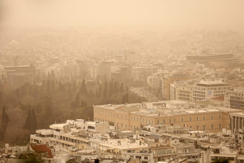 Κύμα αφρικανικής σκόνης επιβαρύνει την ατμόσφαιρα – Σε επιφυλακή οι ευπαθείς ομάδες, πότε υποχωρεί το φαινόμενο