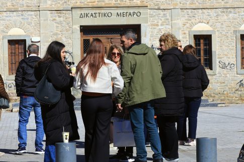 Μένουμε στο σπίτι <br/> και διαβάζουμε ένα καλό βιβλίο