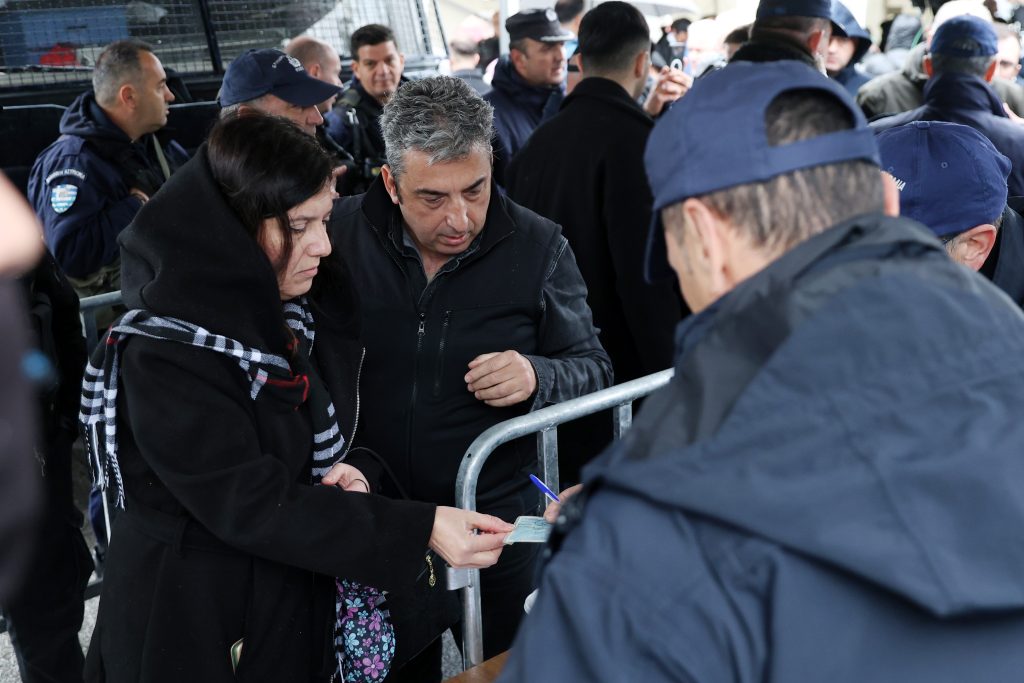 Live: Με αυστηρά μέτρα ασφαλείας με ΜΑΤ και διπλούς ελέγχους ξεκίνησε η δίκη για τα Τέμπη στη Λάρισα – Φωνές από τους συγγενείς και μεγάλη ένταση στην αίθουσα