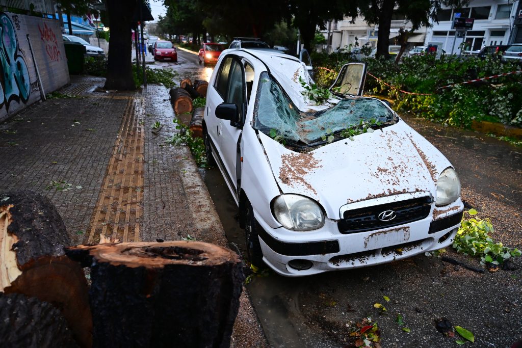 Ένας νεκρός και εκτεταμένες ζημιές σε όλη τη χώρα από την κακοκαιρία Erminio – Κόπηκε στη μέση δρόμος στην Καλλιτεχνούπολη