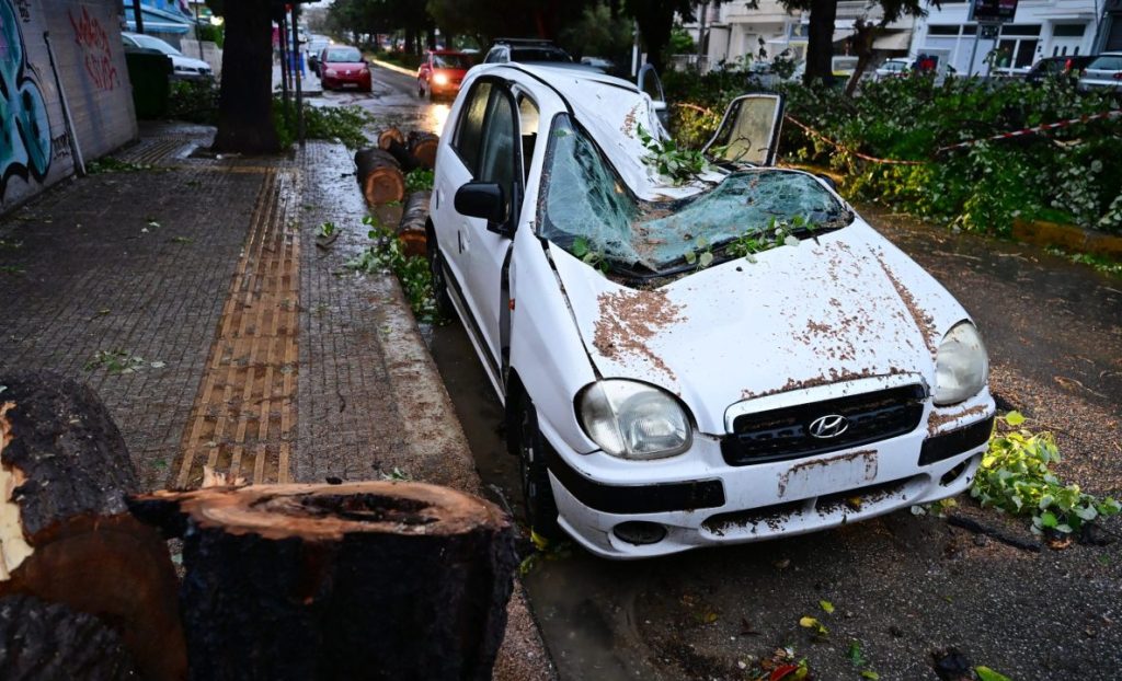 Ένας νεκρός και πολλά προβλήματα από την κακοκαιρία Erminio – Πού αναμένονται σήμερα ισχυρά φαινόμενα